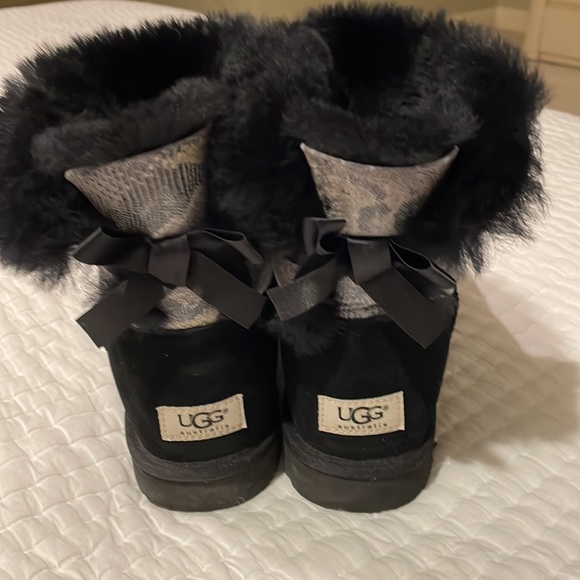 Ugg gray python short boot. Size 10 - Picture 3 of 11